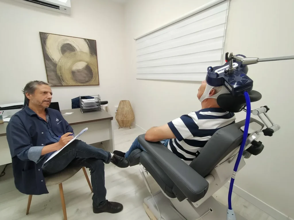 Sesión de estimulación magnética transcraneal con el equipo Magstim Rapid² en Minilla Centro Médico